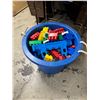 Image 1 : Bin of megablocks