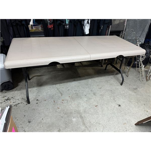 Folding table