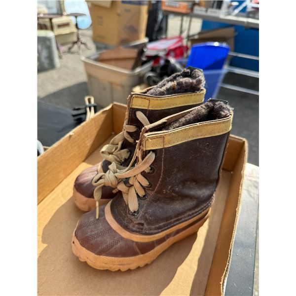 Kids size 7 boots