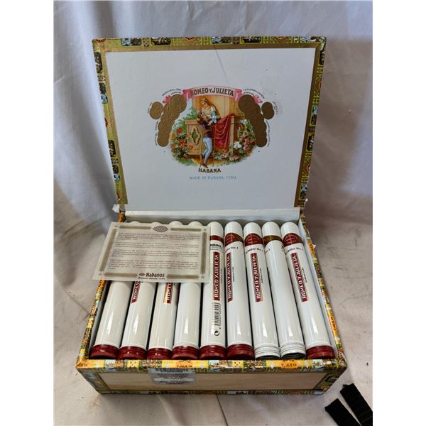 Cigar box and empty cigar holders