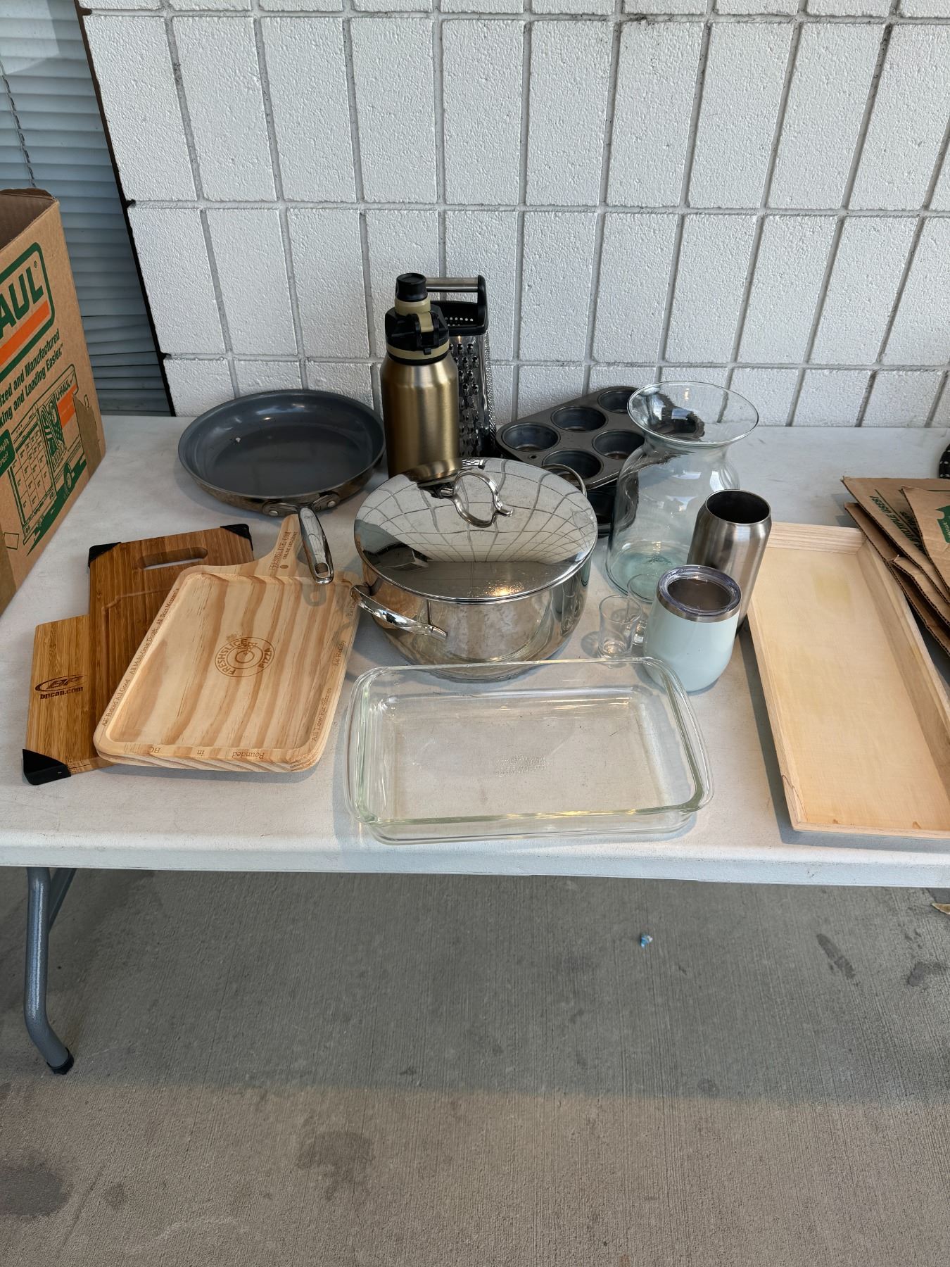 Assorted kitchen items