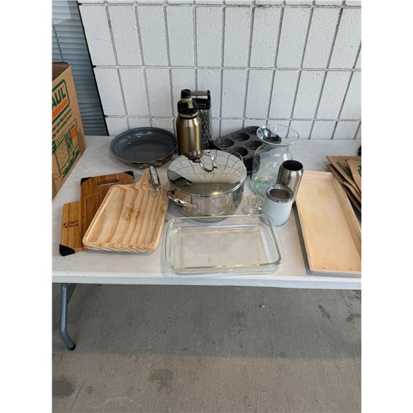 Assorted kitchen items