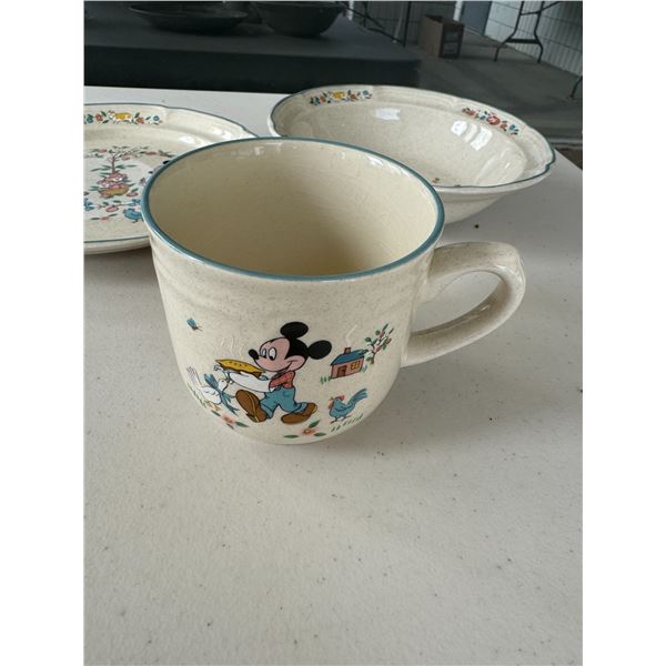 Mickey's country peaches, collectible dishes