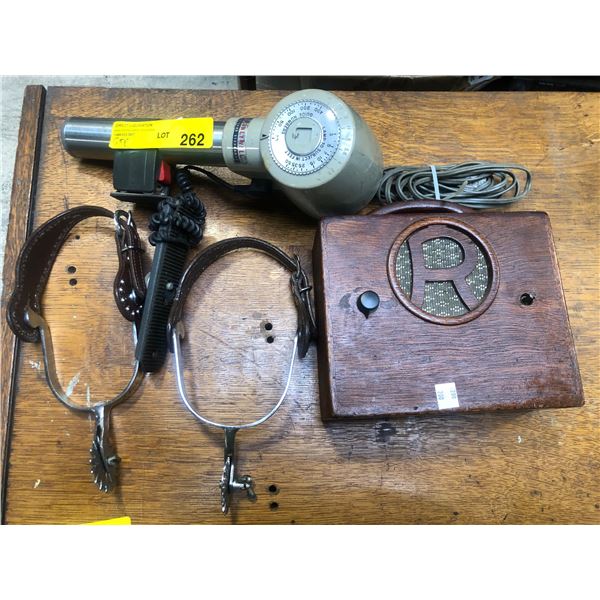 Group of assorted items - includes vintage Honeywell light / gendis-I camera / vintage radio & pair 