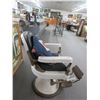 Image 4 : Theo-A-Kochs Cast Vintage Barber Chair