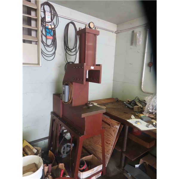 *Offsite Pickup in Winnipeg* Hydraulic Press No Maker Tag Possibly Homemade (Total Height) 80'' 