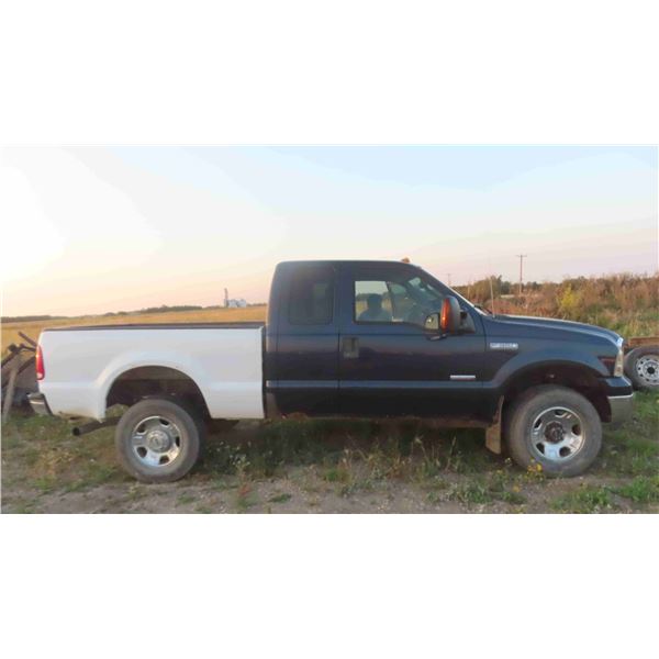 **OFFSITE HWY 8** 2005 Ford F350 Diesel Extended Cab 4x4 207,000kms Has TOD , Runs But Needs Battery