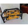 Image 5 : Dewalt Job Site Radio with Tool Charger 