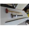 Image 1 : 2 Sledge Hammers , Fencing Bar 