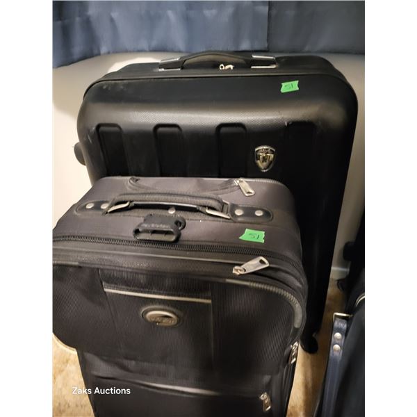 Lot of 2 Suitcases - Heys is on wheels