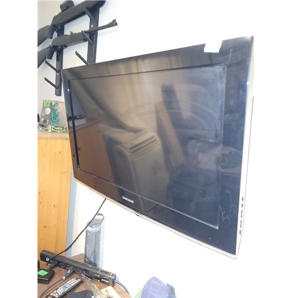 Samsung 32 Inch TV with Wall Mount & Remote - Model LN32B36C05DXZC