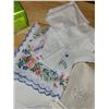 Image 6 : Box with Vintage 1940s-19060s Table Linen, Napkins etc