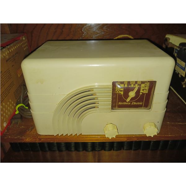 Vintage 1946 Northern Electric Model 5002 Baby Champ BC/SW 5 tube radio