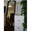 Image 5 : TV, 2 lamps, 3 chairs, carpet, 2 file cabinets, mirror, stereo cabinet and 2 trash cans (227)