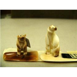 Lot of 2 bears on ivory (2)