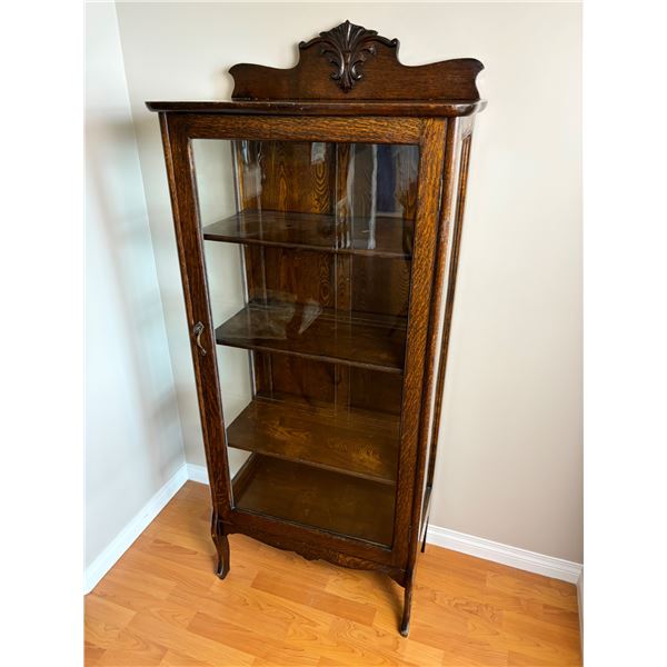 Vintage China/Curio Cabinet with 1 Key