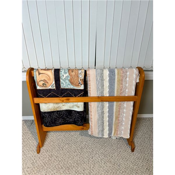 Quilt Rack with 2 Blankets