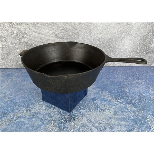 Favorite Piqua Ware 8 1/2 Cast Iron Skillet