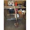 Image 1 : 2 Spade Shovels / Rake / Edgers