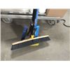 Image 2 : Shop Broom & 3 Snow brushes