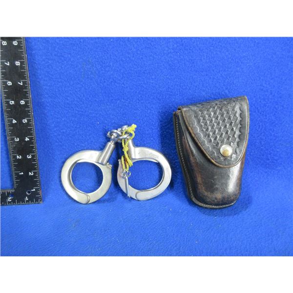 H&R Arms Co. Handcuffs with 1 Key and Leather Sheath