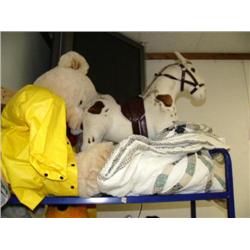 Lot of patchwork quilt, large stuffed bear and stuffed horse (2)
