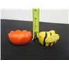 Image 8 : Bee on Flower Ceramic Salt & Pepper Shakers 2.5"dia