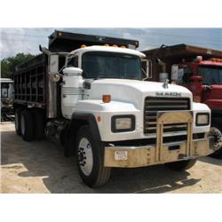 2000 MACK RD688S T/A DUMP
