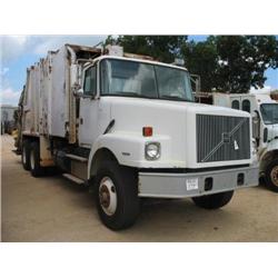 1999 VOLVO WG64 T/A GARBAGE TRUCK