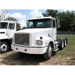 1990 WHITE/GMC MODEL WG64 TRUCK TRACTOR