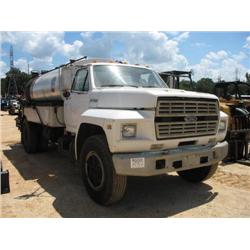 1987 FORD F700 S/A BLACK TOPPER