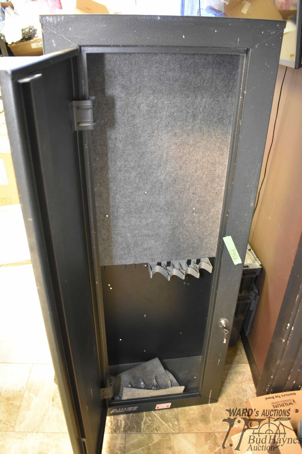 Sentry Safe Metal Rusted Sentry metal eight gun safe w/ single lock. Measures 55