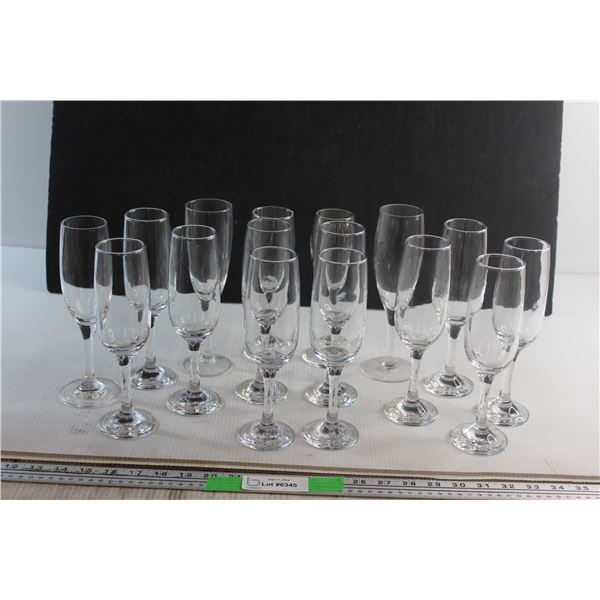 (16) Glass Champagne Flutes