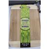 Image 2 : Set Of 4 Face Towels, Pack of 3 Scrubber Pads, Salt and Pepper Shaker, Bamboo Cutting Board, Assorte