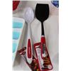 Image 3 : Betty Crocker Spoon and Spatula, Pack of (3) Wooden Spoons, Cutlery Separator, (3) Rubbermaid Contai