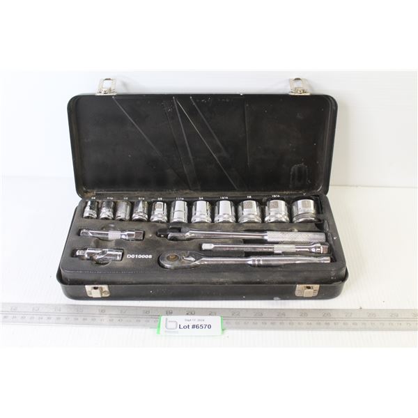 Dynamic Standard Socket Set in Case