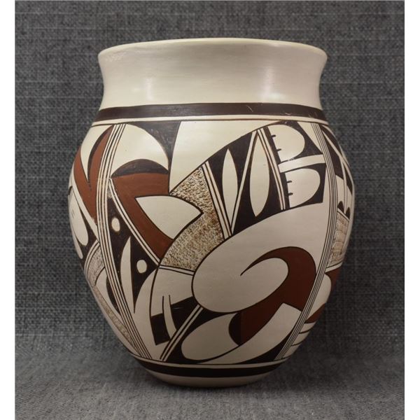 HOPI POTTERY VASE (JOY NAVASIE)