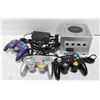 Image 1 : NINTENDO GAME CUBE W/3 CONTROLERS/MEM CARD &