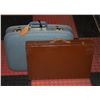 Image 1 : VINTAGE LUGGAGE SUITCASE SIZE 22X16X6INCH