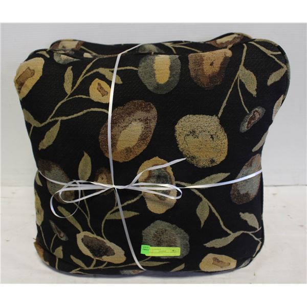 SET OF 3 CUSHIONS WITH ZIPPERS