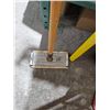Image 3 : Alumiglass Mr. Longarm Sanding Pad and Extension Pole 4' - 8'