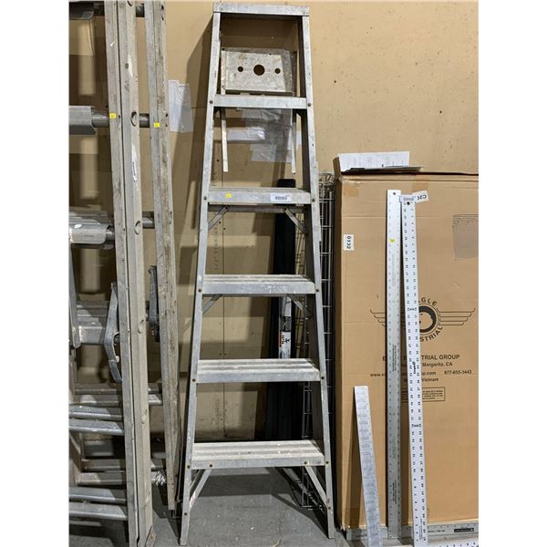 6' Step Ladder with Tray