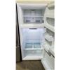 Image 2 : INSIGNIA 39.5" FRIDGE WITH TOP FREEZER