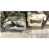 Image 2 : 3 ASSORTED PILLOWS