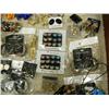Image 14 : CHOICE on 2 huge lots of over 100 pieces of jewelry: earrings, bracelets and hair clips (700)