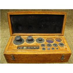 Wood case and set of brass weights (3)