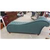 Image 8 : Chaise Button Back Lounger 