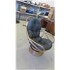 Image 1 : Swivel Wicker Sunroom Chair 