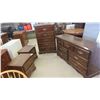 Image 1 : 4pce Bedroom Suite : Dresser 31'' x 58'' x 18'' , Dresser 47'' x 31'' x