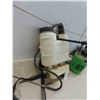 Image 4 : 2 Yard Sprayer Backpacks and Bottle 